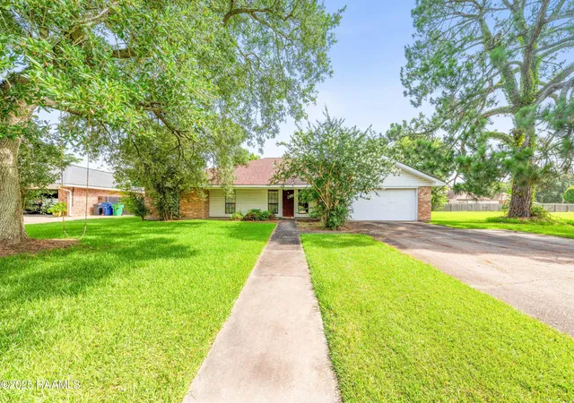 Photo 2 of Single family home for sale at 14 Henrietta Dr, Crowley, LA 70526 | MLS# 2500000856 | Listing updated on 2026-03-27