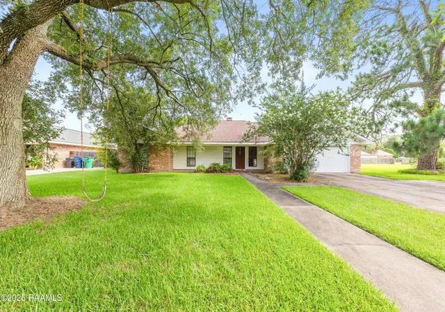 Photo 3 of Single family home for sale at 14 Henrietta Dr, Crowley, LA 70526 | MLS# 2500000856 | Listing updated on 2026-03-27