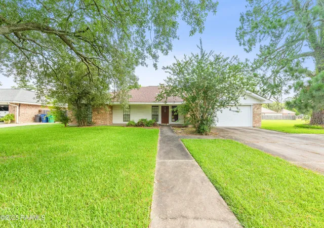 Photo 4 of Single family home for sale at 14 Henrietta Dr, Crowley, LA 70526 | MLS# 2500000856 | Listing updated on 2026-03-27