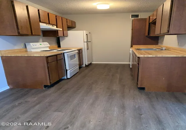 Listing Photo 2 - Condo for sale in building located at 405 N Gertrude St, Abbeville, LA 70510 - Unit #