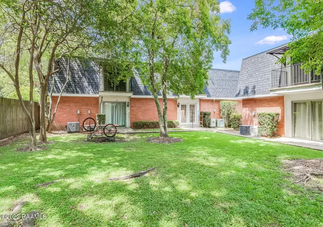 3rd image of 211 Versailles Blvd, Lafayette, LA 70501