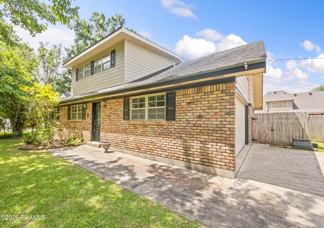 Photo 2 of Sale Pending at 410 N Locksley Dr, Lafayette, LA 70508 | MLS# 2600004962 | Listing updated on 2026-09-04