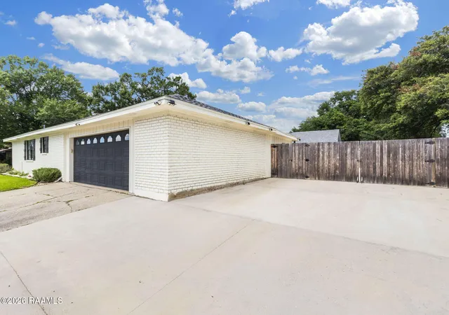 Photo 3 of Single family home for sale at 129 Alyene Dr, Lafayette, LA 70506 | MLS# 2600005172 | Listing updated on 2026-09-14