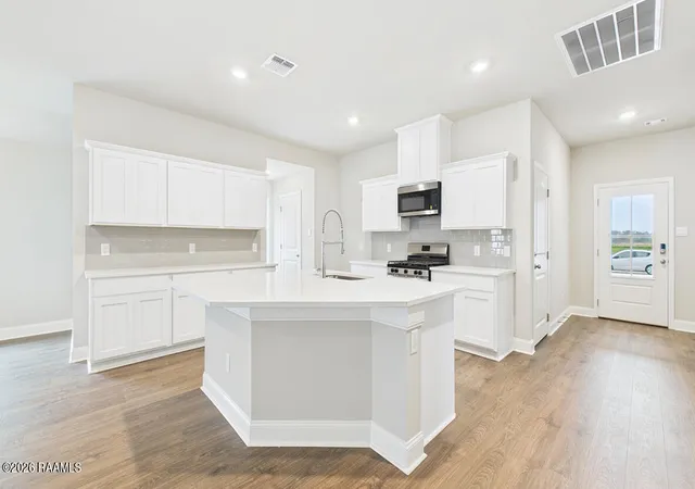 Photo 3 of Sale Pending at 300 Cypress Falls Dr, Broussard, LA 70518 | MLS# 2600008021 | Listing updated on 2026-08-27