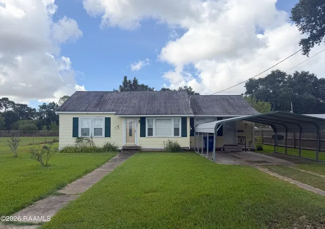 Photo 1 of Single family home for sale at 121 W Walnut St, Crowley, LA 70526 | MLS# 2600007657 | Listing updated on 2026-08-31