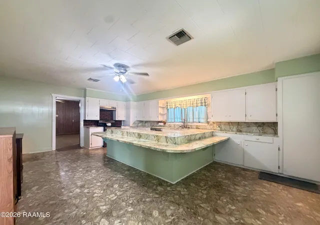 Photo 2 of Single family home for sale at 121 W Walnut St, Crowley, LA 70526 | MLS# 2600007657 | Listing updated on 2026-08-31