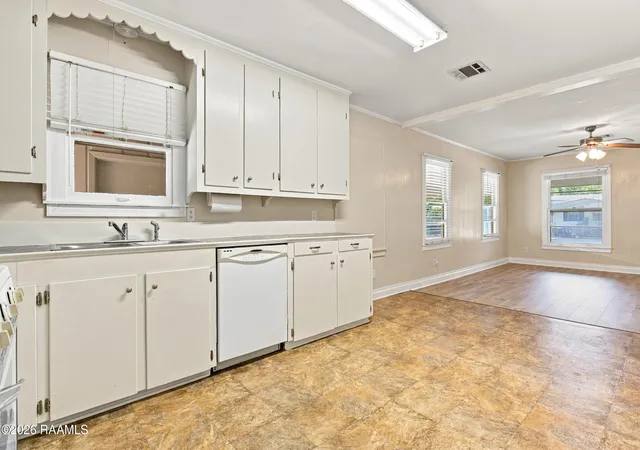 Photo 4 of Sale Pending at 124 W White St, Opelousas, LA 70570 | MLS# 2600007707 | Listing updated on 2026-09-22