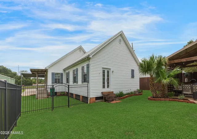 Homes for sale in Jeanerette, LA | 123 Canal St, Jeanerette, LA 70544 | MLS# 2600005506