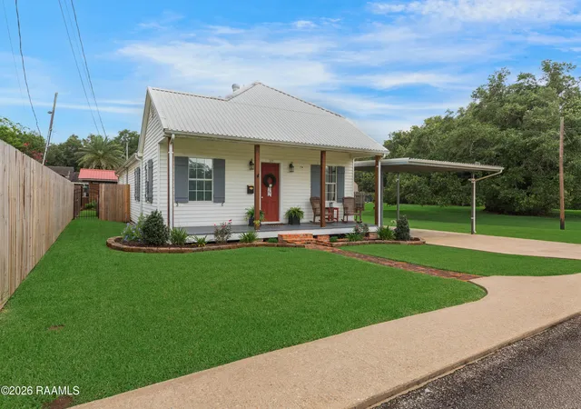 Homes for sale in Jeanerette, LA | 123 Canal St, Jeanerette, LA 70544 | MLS# 2600005506