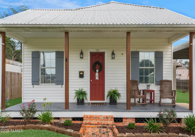 Homes for sale in Jeanerette, LA | 123 Canal St, Jeanerette, LA 70544 | MLS# 2600005506
