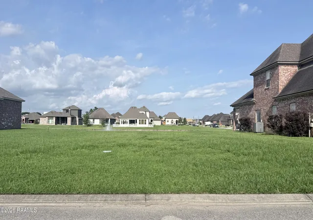 Photo 3 of Sale Pending at 102 Deer Run Dr, Lafayette, LA 70506 | MLS# 2600004835 | Listing updated on 2026-09-12