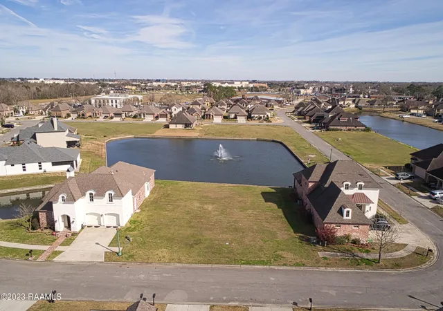 Photo 3 of Sale Pending at 102 Deer Run Dr, Lafayette, LA 70506 | MLS# 2600004835 | Listing updated on 2026-09-12