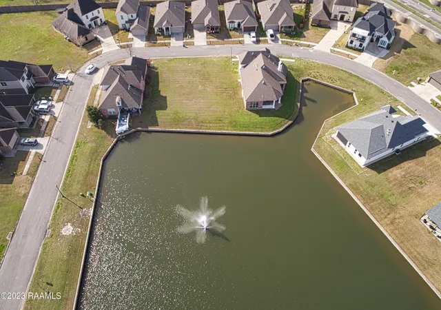 Photo 4 of Sale Pending at 102 Deer Run Dr, Lafayette, LA 70506 | MLS# 2600004835 | Listing updated on 2026-09-12