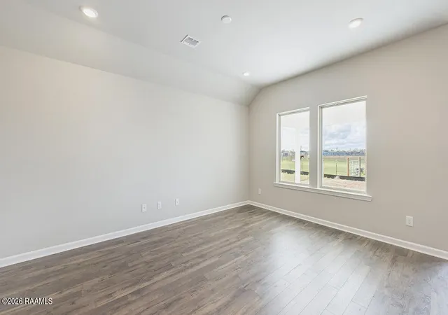 Photo 4 of Single family home for sale at 111 Lake Oak Dr, Lafayette, LA 70507 | MLS# 2600005983 | Listing updated on 2026-09-16
