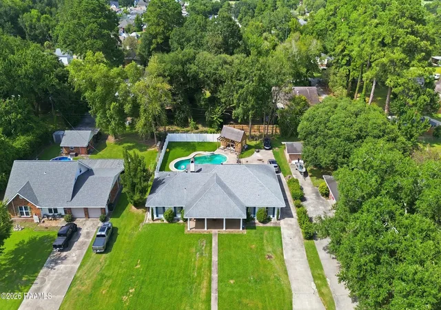 3rd image of 408 Wildwood Dr, New Iberia, LA 70560 | MLS# 2600007204