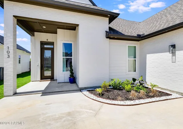 Homes for sale in Youngsville, LA | 103 Queen Palm Cir, Youngsville, LA 70592 | MLS# 2600004323