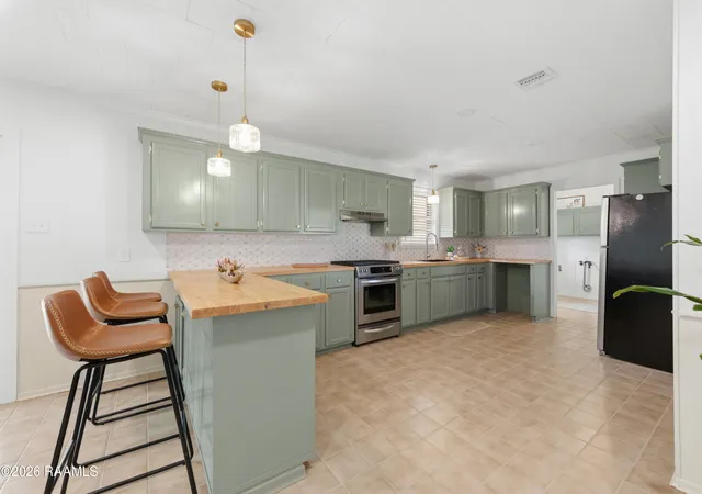 3rd image of 400 E Santa Clara St, New Iberia, LA 70563 | MLS# 2600006414