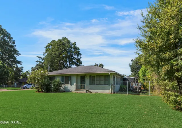 Photo 3 of Single family home for sale at 614 Loreauville Rd, New Iberia, LA 70563 | MLS# 2600007566 | Listing updated on 2026-09-08