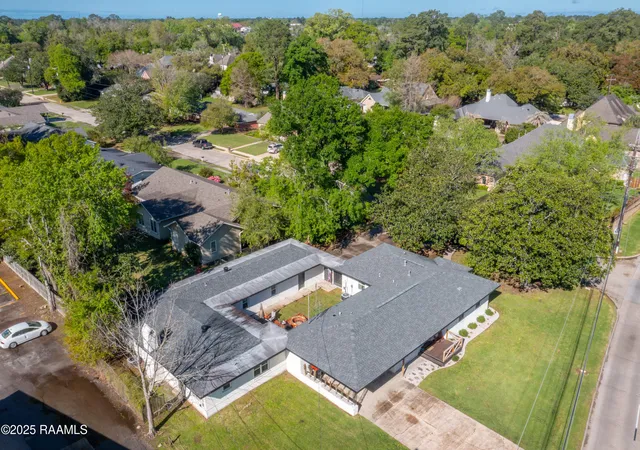 Photo 3 of Single family home for sale at 103 S Southlawn Dr, Lafayette, LA 70503 | MLS# 2500006025 | Listing updated on 2026-08-16