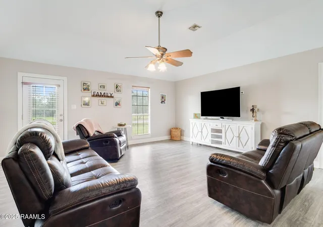 Photo 4 of Single family home for sale at 1064 Oleus Champagne Sr Rd, Saint Martinville, LA 70582 | MLS# 2500004259 | Listing updated on 2026-09-22