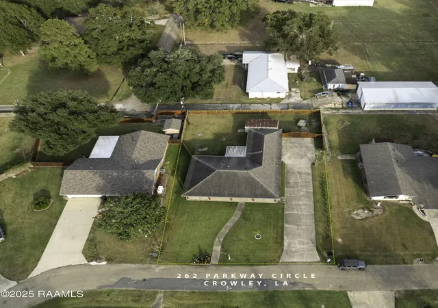 Photo 2 of Sale Pending at 262 Parkway Cir, Crowley, LA 70526 | MLS# 2600006965 | Listing updated on 2026-08-26