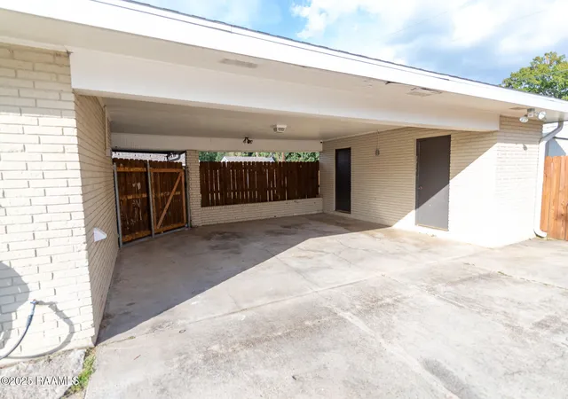 Photo 2 of Sale Pending at 262 Parkway Cir, Crowley, LA 70526 | MLS# 2600006965 | Listing updated on 2026-08-26