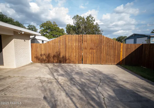 Photo 4 of Sale Pending at 262 Parkway Cir, Crowley, LA 70526 | MLS# 2600006965 | Listing updated on 2026-08-26