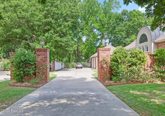 Photo 3 of Sale Pending at 404 Doyle Dr, Lafayette, LA 70508 | MLS# 2600003142 | Listing updated on 2026-08-23
