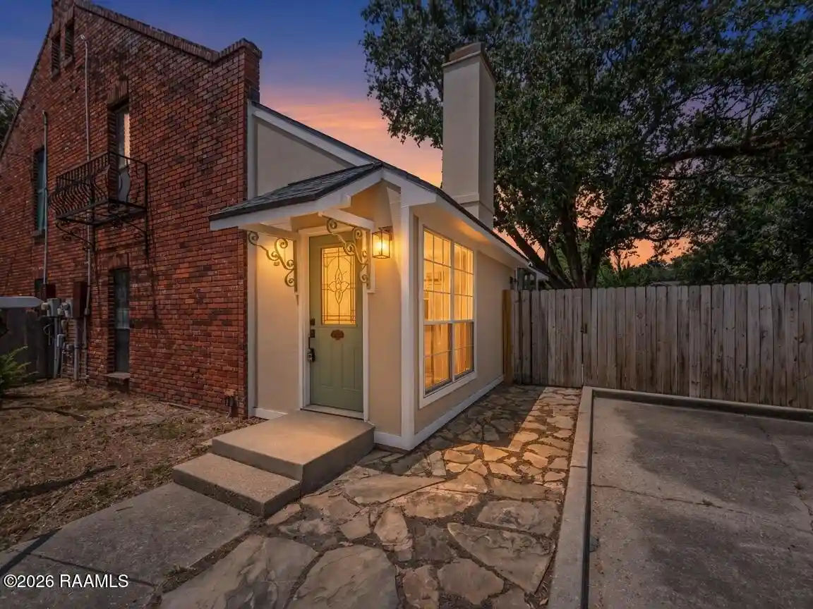 Townhouse for sale at 200 Curtis St #C, Lafayette, LA 70506 | MLS# 2600006006