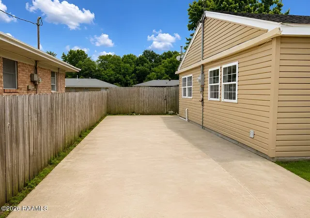 Photo 2 of Single family home for sale at 1175 Lovell St, Crowley, LA 70526 | MLS# 2600007685 | Listing updated on 2026-09-11