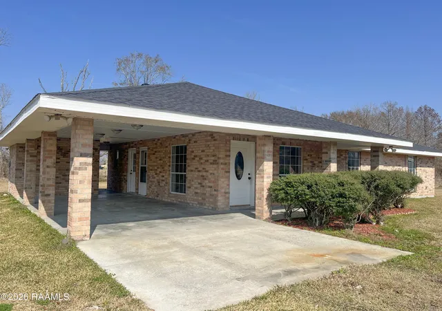 Homes for sale in St. Martinville, LA | 1239 Barras Rd, St. Martinville, LA 70582 | MLS# 2600002199