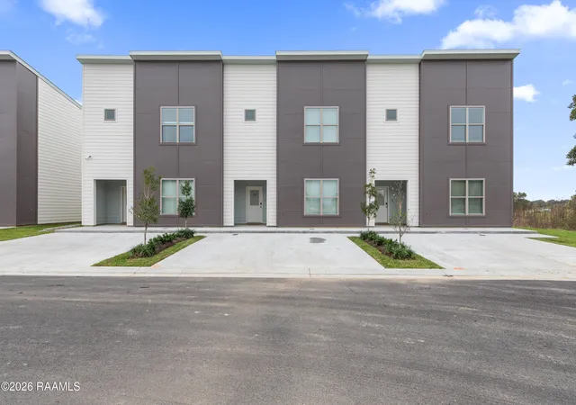 3rd image of 211 Firethorn Dr, Youngsville, LA 70592 | MLS# 2600000874
