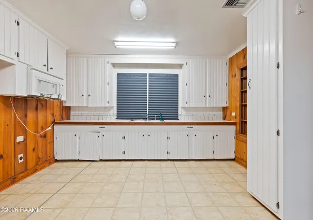 Homes for sale in New Iberia, LA | 1720 Iberia St, New Iberia, LA 70560 | MLS# 2600005547