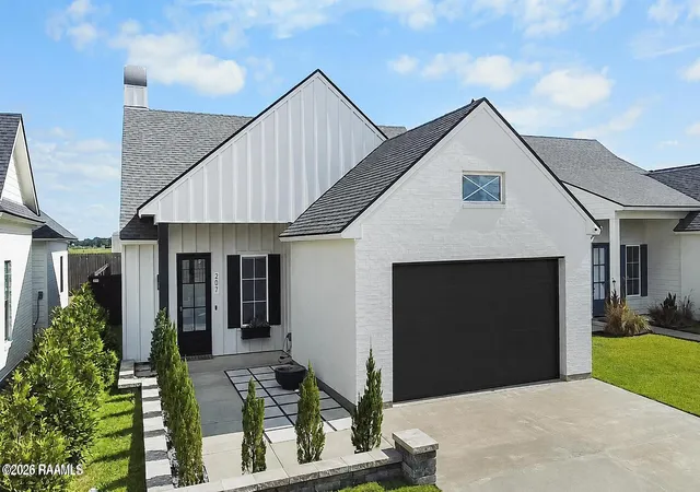 Homes for sale in Youngsville, LA | 207 Queenstown Ave, Youngsville, LA 70592 | MLS# 2600006088