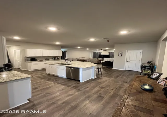 4th image of 127 Abbeywood Ct, Youngsville, LA 70592 | MLS# 2500000425