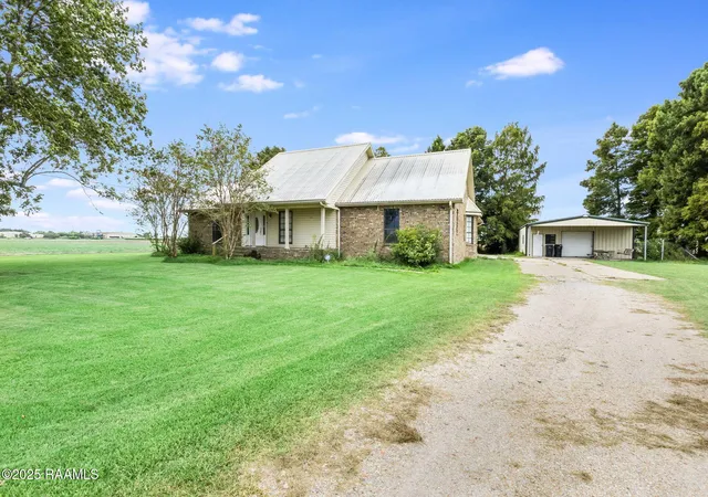 Photo 2 of Sale Pending at 1414 David Duboin Rd, New Iberia, LA 70560 | MLS# 2500002732 | Listing updated on 2026-04-18