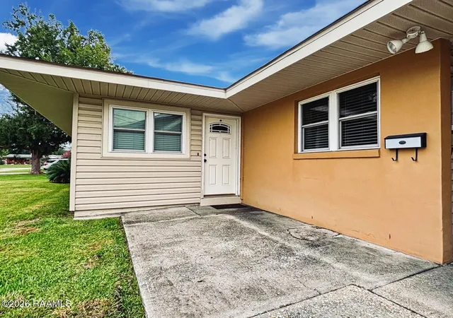 image of 718 Deprima St, Berwick, LA 70342 | MLS# 2600006568
