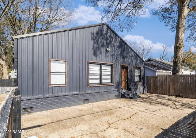 2nd image of 807/809 E Vermilion St, Abbeville, LA 70510 | MLS# 2600007778