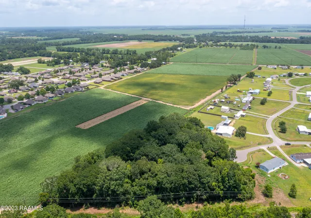 Photo 3 of Land for sale at 909 Oakcrest Dr, New Iberia, LA 70563 | MLS# 2500004609 | Listing updated on 2026-08-01