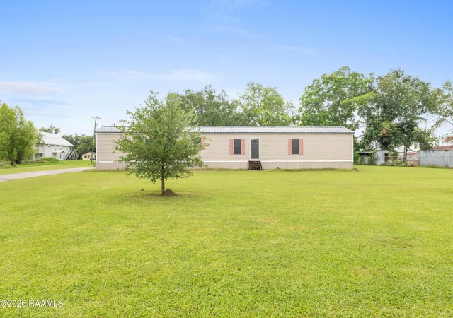 Homes for sale in St. Martinville, LA | 1010 Robert Dr, St. Martinville, LA 70582 | MLS# 2500005625