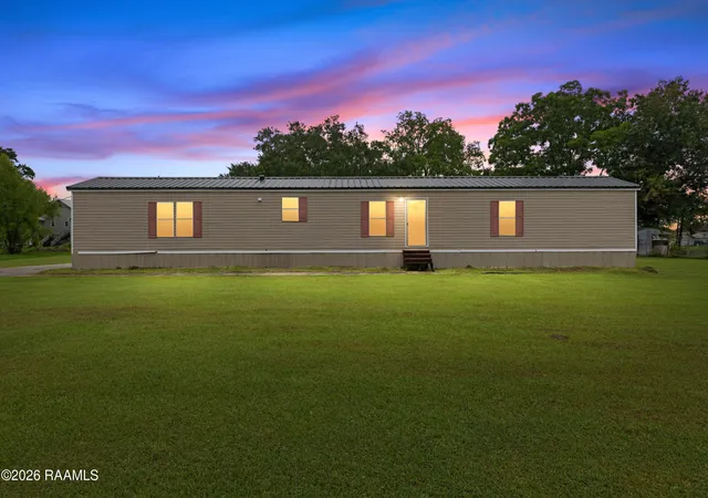 Homes for sale in St. Martinville, LA | 1010 Robert Dr, St. Martinville, LA 70582 | MLS# 2500005625