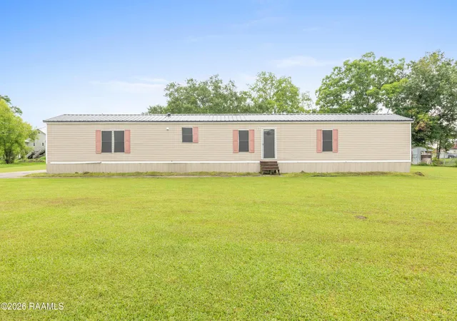 5th image of 1010 Robert Dr, Saint Martinville, LA 70582 | MLS# 2500005625