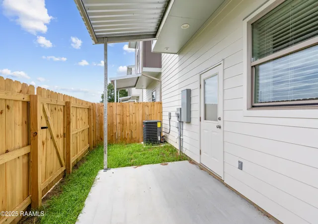 3rd image of 117 Firethorn Dr, Youngsville, LA 70592 | MLS# 2500003261