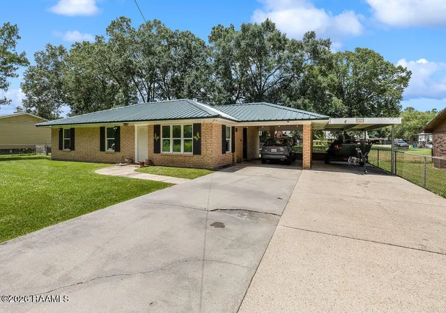 3rd image of 1010 Eaton Dr, Abbeville, LA 70510 | MLS# 2600006700