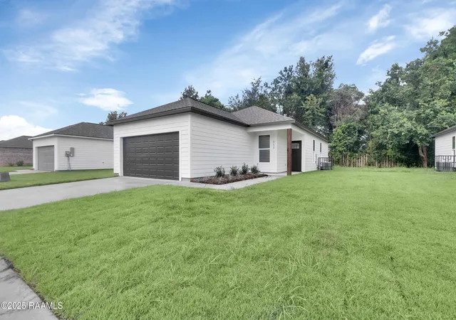 Photo 1 of Sale Pending at 111 Salt Dr, Lafayette, LA 70506 | MLS# 2500001733 | Listing updated on 2026-09-03