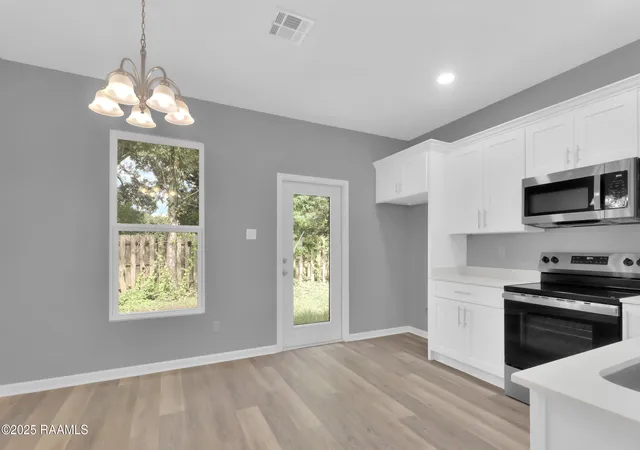 Photo 3 of Sale Pending at 111 Salt Dr, Lafayette, LA 70506 | MLS# 2500001733 | Listing updated on 2026-09-03