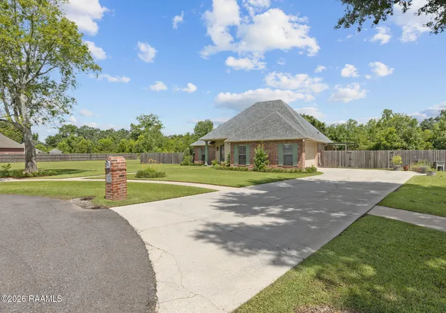 3rd image of 1014 Ashford Cir, Breaux Bridge, LA 70517 | MLS# 2600006327