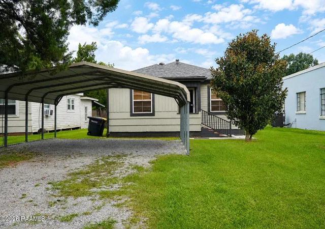 Photo 2 of Single family home for sale at 305 1/2 Henry St, New Iberia, LA 70563 | MLS# 2600006810 | Listing updated on 2026-08-14