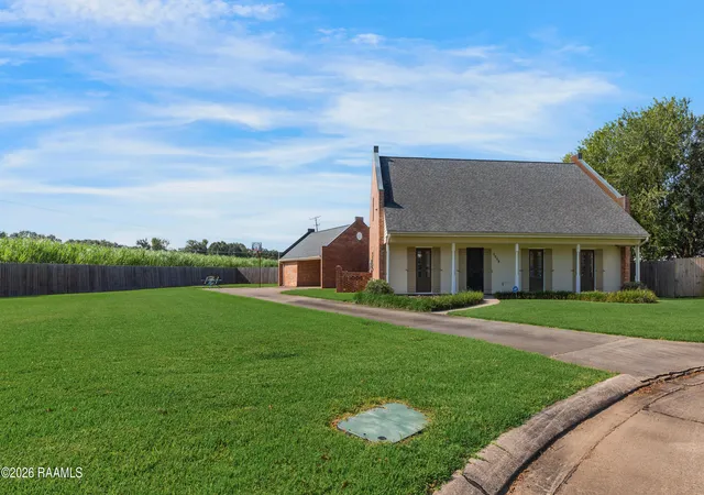 Photo 2 of Single family home for sale at 2009 Windmill Cir, New Iberia, LA 70563 | MLS# 2600007300 | Listing updated on 2026-09-10