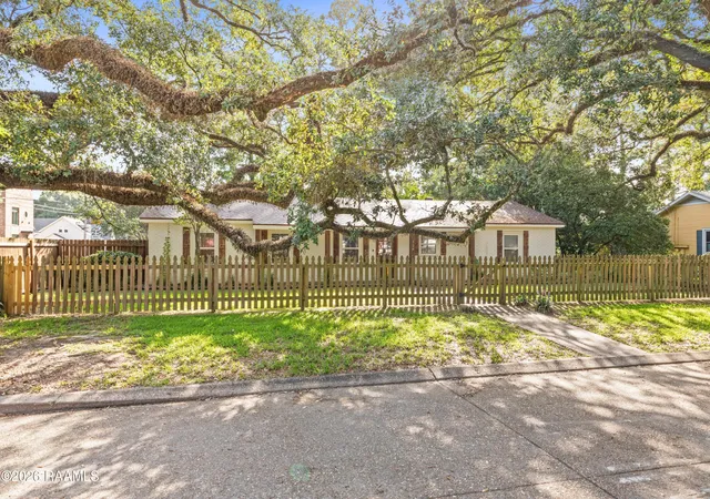 Photo 3 of Sale Pending at 720 Myrtle Pl, Lafayette, LA 70506 | MLS# 2600005010 | Listing updated on 2026-09-21